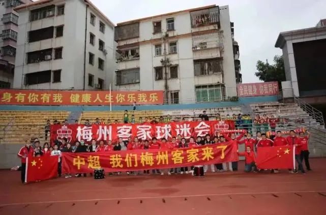 forzaroma表示，佩莱格里尼必须在接下来的比赛中用进球或助攻重新赢得球迷们的信任和支持。